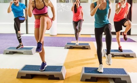 Groupe de femmes qui font du step