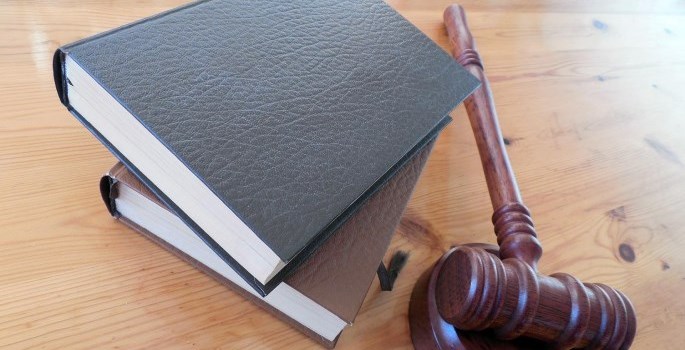 marteau de juge et livres