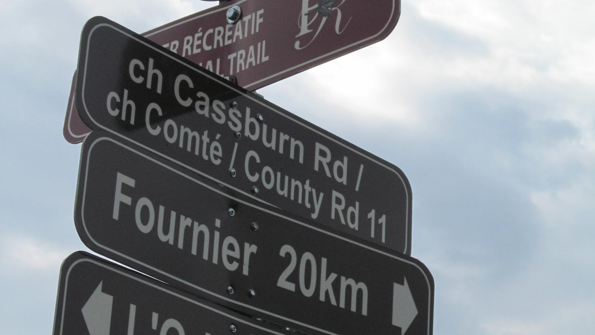 Wayfinding sign for the Prescott and Russell Recreational Trail showing cycling routes and distances to nearby communities.