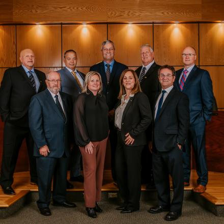 group photo of the actual council comprised of 2 women councillors, 6 men councillors and 1 men mayor