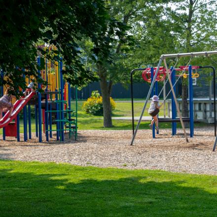 a park in which children is playing