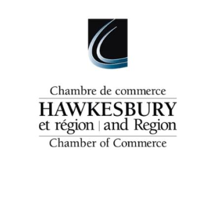 Logo de la Chambre de commerce de Hawkesbury et de la région, comportant un emblème stylisé bleu et argenté de forme courbe, situé au-dessus du nom bilingue de l'organisme, en anglais et en français.