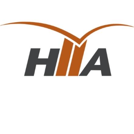 les lettres « HIIA » en gris et orange, surmontées d’un arc stylisé de couleur orange.