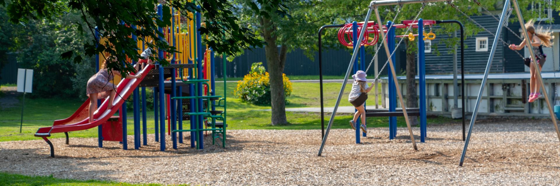 a park in which children is playing