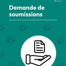 Icône de document tenu par une main sur fond vert avec logo Champlain.