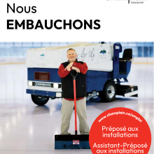 Personne avec balai sur patinoire, machine à resurfacer en arrière-plan.