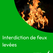 Feu intense sur fond noir et texte vert.