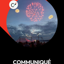 Feux d'artifice colorés dans le ciel au-dessus d'une foule.