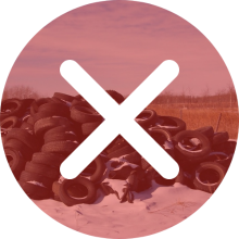 image d'un site d'enfouissement en arrière-plan, entourée d'un cercle rouge et marquée d'un X blanc
